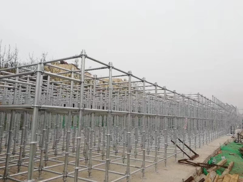 搭建腳手架橫向掃地桿與縱向掃地桿時，怎么設置好？ (圖1)